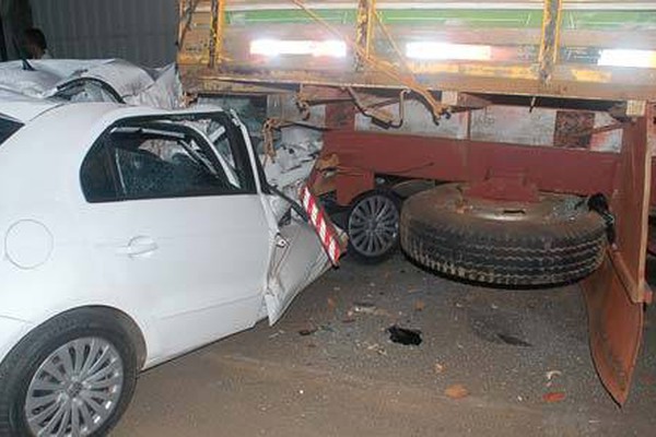Carro bate violentamente na traseira de caminhão em acidente na Major Gote