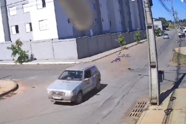 Imagens mostram o momento em que ciclista é violentamente atingido por carro; ele não resistiu aos ferimentos
