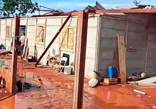Temporal causa destruição na zona rural de Patos de Minas e família precisa de ajuda para reconstruir