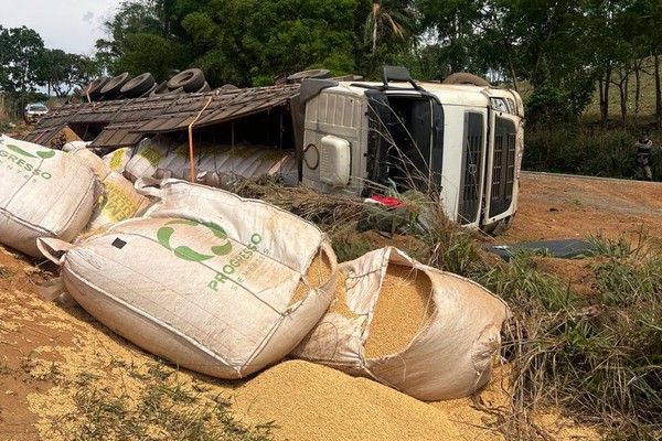 Caminhoneiro morre ao perder controle da direção e capotar carreta de soja na MG-188, em Vazante