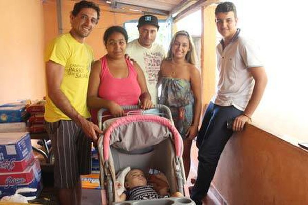 Amigos de Patos de Minas levam doações para Talita e querem construir casa