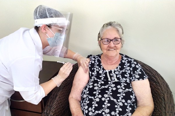 Emoção e esperança marcam início de vacinação de idosos em Patos de Minas