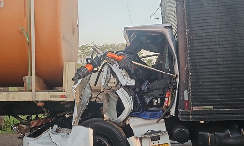Caminhão-baú bate na traseira de caminhão-tanque e deixa motorista preso às ferragens na BR-365