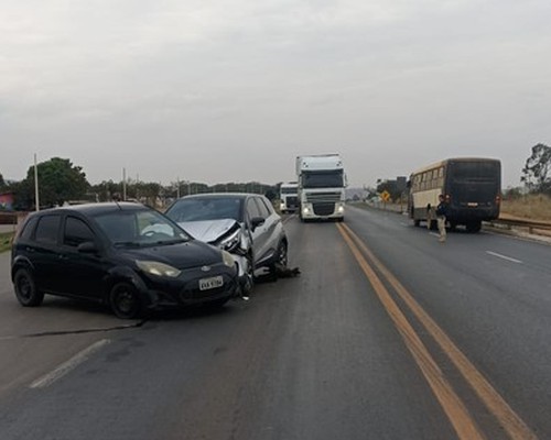Motorista foge após fazer retorno proibido na BR 365 e causar acidente