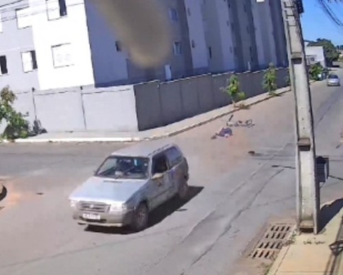 Imagens mostram o momento em que ciclista é violentamente atingido por carro; ele não resistiu aos ferimentos
