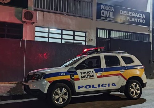 Após crise de ciúmes na Fenamilho, homem puxa cabelos e ameaça matar namorada e enteado