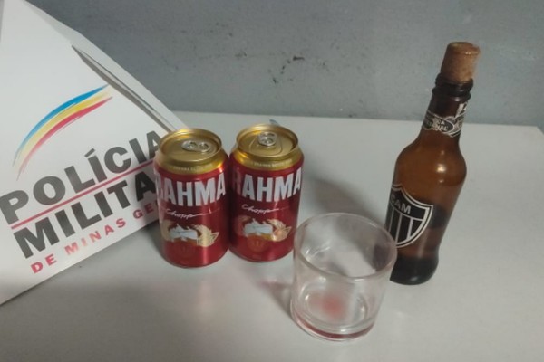 Condutor é preso por embriaguez ao volante após causar confusão e esbarrar em carro estacionado em Patos de Minas