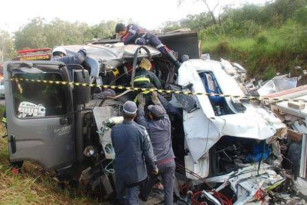 Tragédia na BR354: acidente com dois caminhões e um carro deixa três mortos