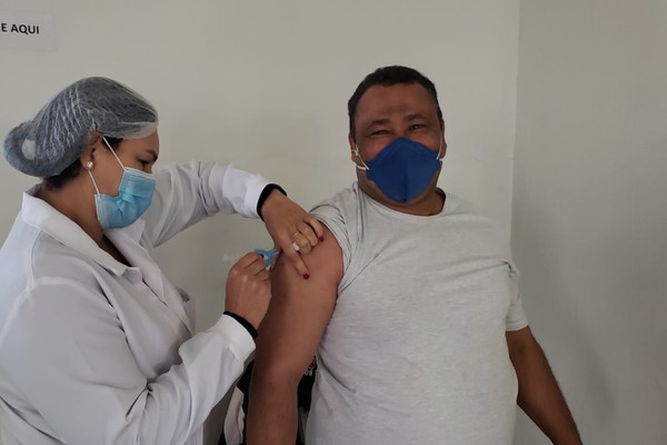 Patos de Minas vacina pessoas de 51 anos a partir desta segunda; vacinação de hoje é dose única