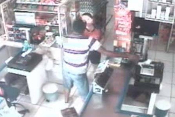 Câmeras registram a ação de assaltantes em supermercado de Lagoa Formosa