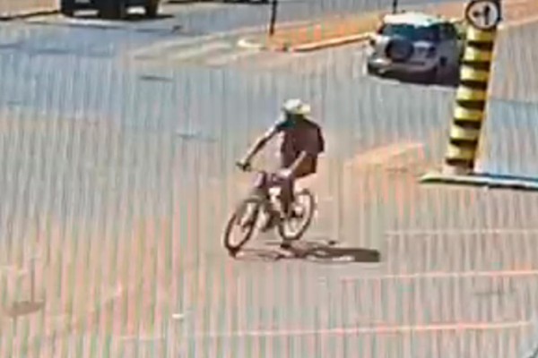 Imagens mostram homem furtando bicicleta de adolescente em plena luz do dia