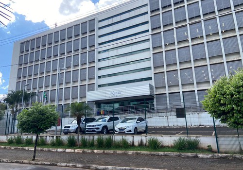 Amigas combinam teste de fidelidade, homem demonstra interesse e caso vai parar na justiça