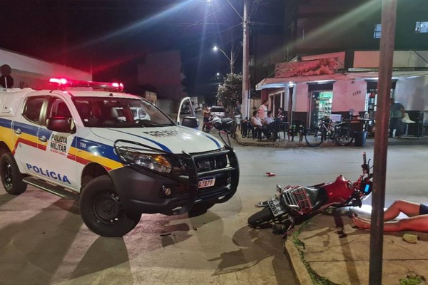 Jovens ficam feridos e acabam presos depois de fugirem de abordagem e baterem em viatura da PM em Patos de Minas