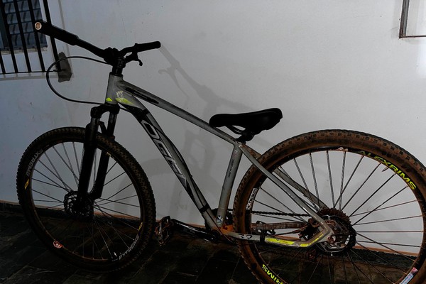 Homem furta bicicleta em frente a padaria, vende por R$30,00 e os dois acabam presos