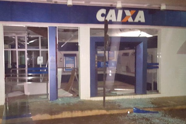 Bandidos explodem cofres de Agências Bancárias em Rio Paranaíba e trocam tiros com a PM