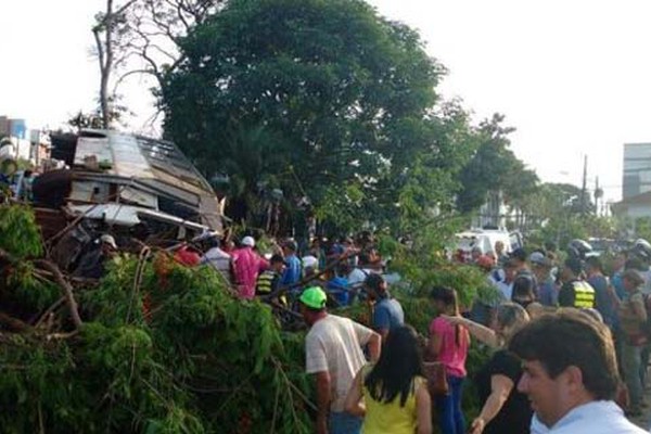 Após perder o freio, ônibus de trabalhadores rurais tomba em Praça de São Gotardo