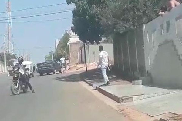 Homem resiste com agressividade a abordagem policial e leva tiro na perna – Veja o vídeo