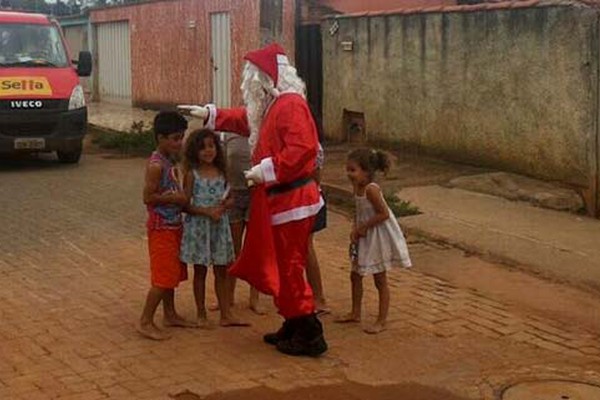 Natal Solidário promovido por moradores do bairro Copacabana leva alegria a crianças carentes