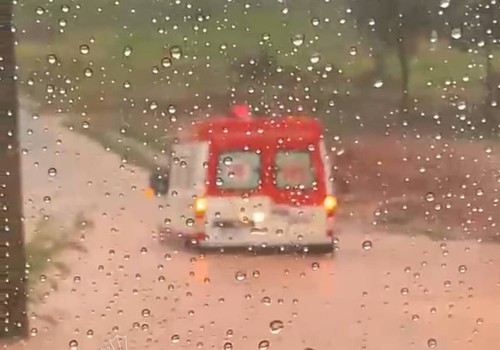 Ambulância do Samu fica presa em alagamento na rua Urânio, em Patos de Minas; veja