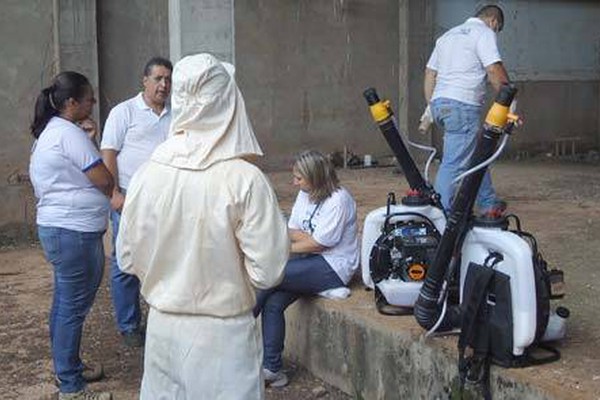 Prédio abandonado no centro de Patos de Minas dá trabalho a visitadores sanitários
