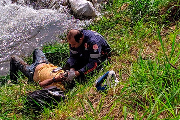 Homem de 46 anos fica inconsciente depois de se desequilibrar e cair no Córrego do Monjolo