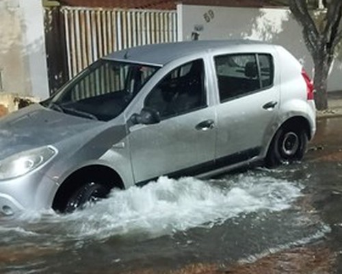 Vazamento de adutora abre buracos e veículo fica preso no asfalto no bairro Aurélio Caixeta