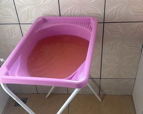 Moradores sofrem com água suja após falta d’água frequente no Residencial Monjolo