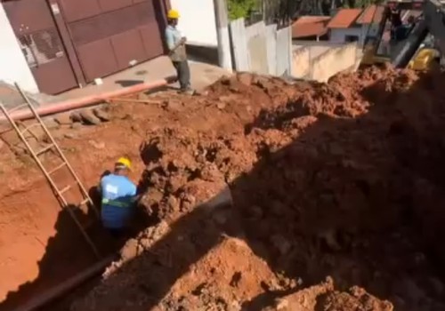 Buraco aberto há 13 dias pela Copasa deixa rua intransitável e moradores cobram providências
