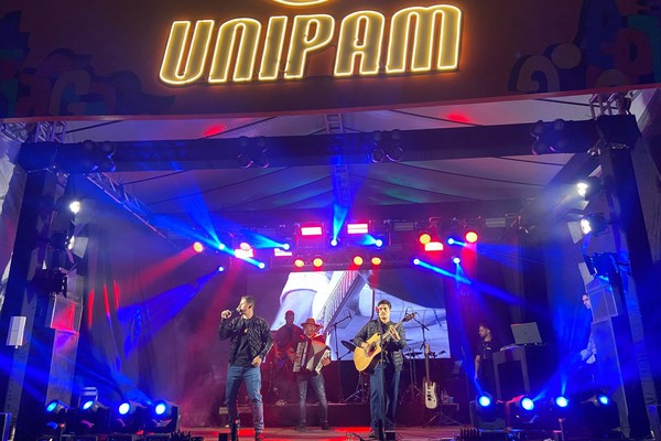 Talles e Guilherme animam universitários na Vila Unipam; veja ao vivo