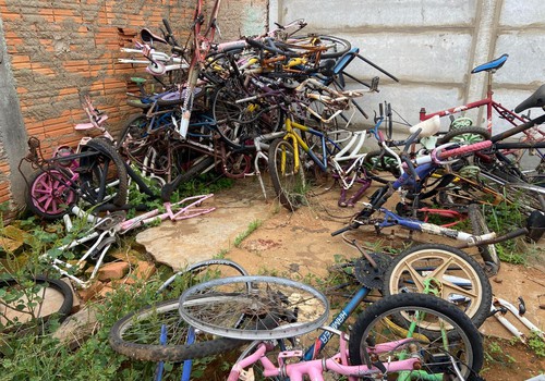 Empresário arrecada bicicletas estragadas e restaura para doar a crianças carentes