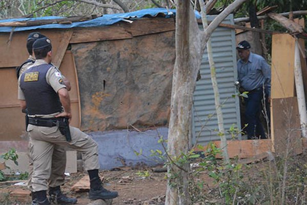 Barraco usado para consumo de drogas é demolido na área do Parque Ecológico em Patos de Minas