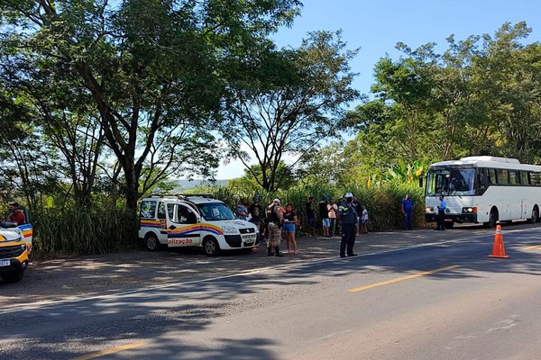 PM Rodoviária aborda ônibus que seguia para Alagoas com janelas coladas por fita adesiva na MG 187