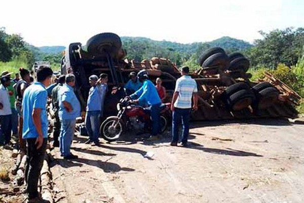 Caminhão carregado com madeira tomba na MGC-354 no município de Vazante