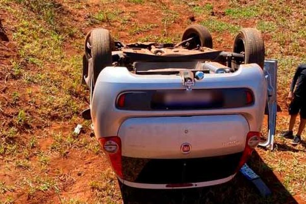 Motorista perde o controle da direção e capota veículo em estrada rural de Lagoa Formosa