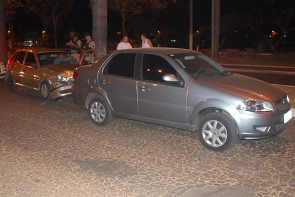 Motorista com fortes sinais de embriaguez sobe em meio fio e acerta veículo parado no sinal