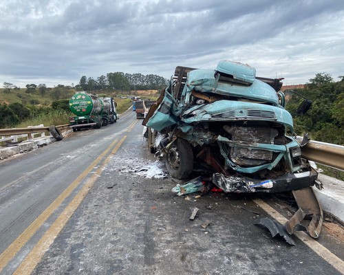 Motorista perde controle de caminhão e provoca acidente com 5 veículos, na BR365; duas pessoas ficaram feridas