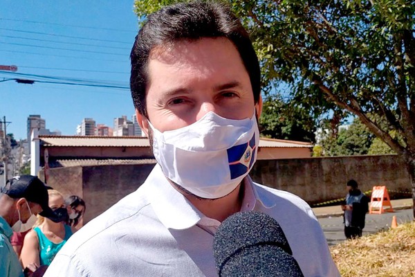 Prefeito Luís Eduardo Falcão é vacinado em Patos de Minas junto com a população de 37 anos