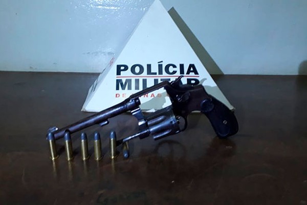 Jovem sentado em banco de praça de madrugada é preso com arma carregada em Patrocínio