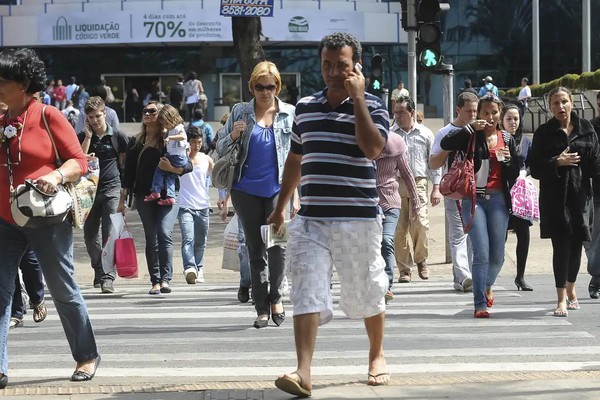 Desemprego cai para 6,9%, menor índice do trimestre desde 2014