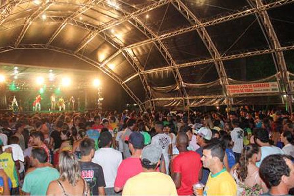 Primeira noite de carnaval em Lagoa Formosa reúne milhares de foliões