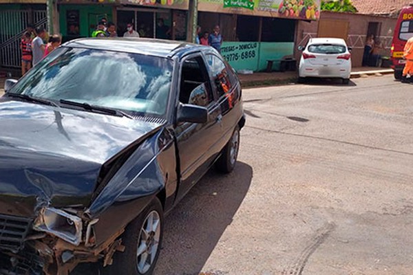 Condutora desrespeita parada obrigatória e causa acidente no bairro Jardim Panorâmico