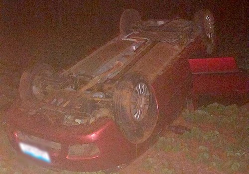 Motorista perde o controle após ser ofuscado por farol e capota na MG410, em Presidente Olegário
