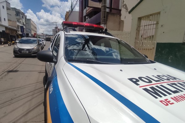 Suposto assalto mobiliza várias viaturas e para o trânsito no centro de Patos de Minas