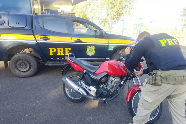 Operação Independência: PRF encontra moto adulterada em bagageiro de ônibus de turismo