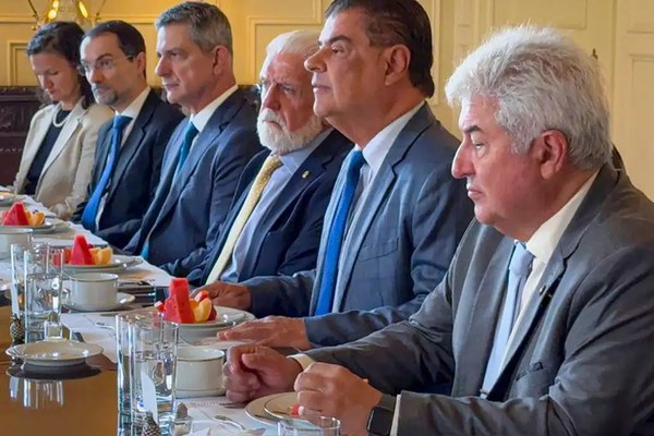 Senadores brasileiros buscam diálogo sobre tarifas impostas por Trump