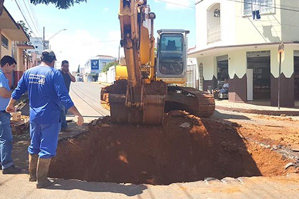 Copasa faz reparos em crateras abertas por vazamentos de esgoto nas ruas de Patos de Minas