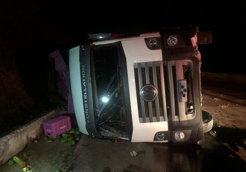 Caminhão carregado com pimentão perde o freio na serra da Catiara e tomba às margens da BR146