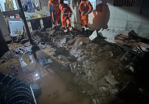 Enxurrada derruba muro e alaga residência em Patos de Minas; ninguém se feriu