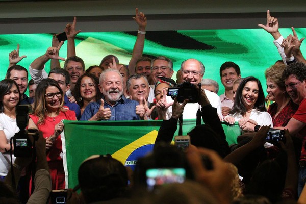 Em primeiro discurso, Lula diz que combate à miséria é sua missão