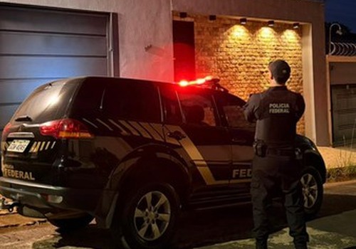 Operação da Polícia Federal contra tráfico internacional de drogas cumpre mandados em Patos de Minas